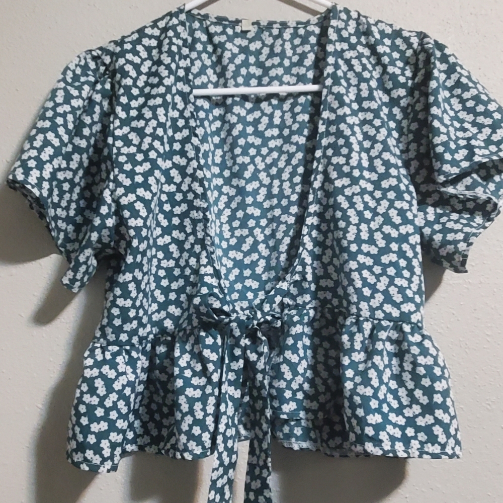 GREEN FRONT TYING FLORAL TOP